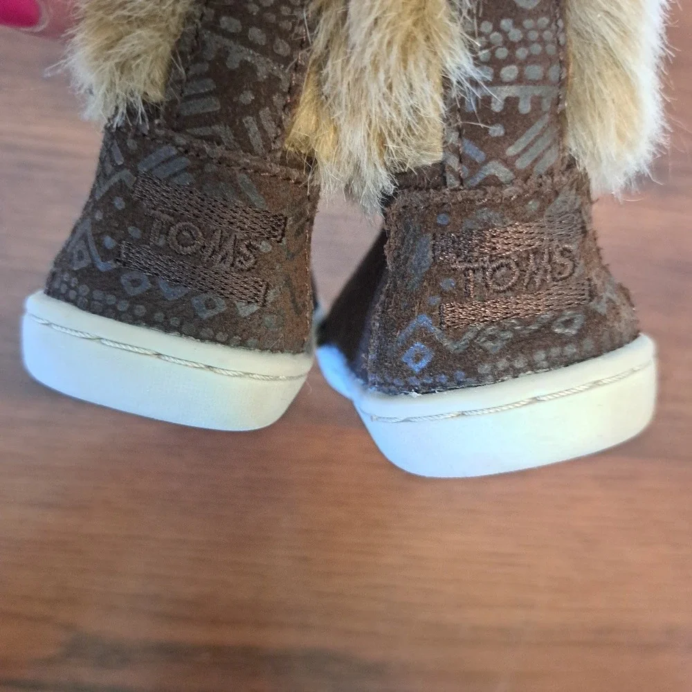TOMS Tiny Toddler Brown Faux Fur Trim Suede Booties Size 3 10006345